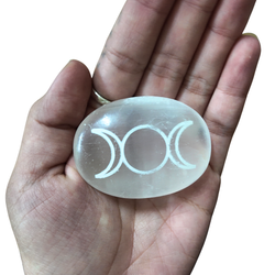 Piedra de Selenita con Grabado de Triple Diosa - Limpieza Energética y Protección Espiritual